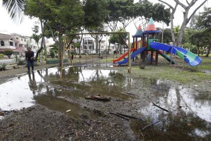 Uno de los parques de La Garzota que luce descuidado. La comunidad no puede hacer uso de este.