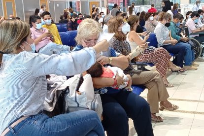 Reclamo. Katherine Matute, quien se encontraba en el Gobierno Zonal, tuvo que ventilar a su bebé con los documentos para paliar la molestia.