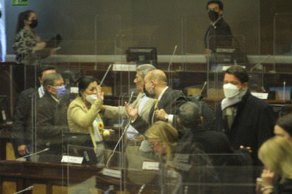 Presidenta. Guadalupe Llori (aquí saludando con socialcristianos y gobiernistas) suspendio la sesión hasta el jueves a las 13:00.