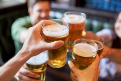 Se puede beber, comer, bailar y hasta se presentan bandas musicales