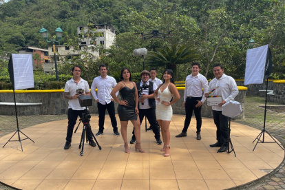 Integrantes del Team Positivos durante una sesión fotográfica.