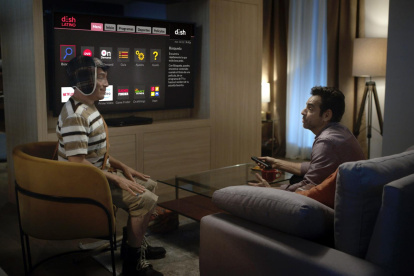 Fotografía cedida hoy por Dish Latino que muestra un comercial de la empresa donde aparece el actor y productor mexicano Eugenio Derbez (d) junto al personaje del Chavo del Ocho que creó Roberto Gómez Bolaños en la década de los 70.