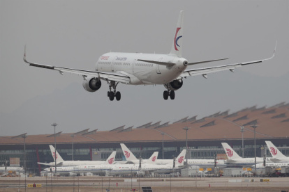 Un avión de la compañía China Eastern Airlines de dispone a aterrizar en el aeropuerto internacional de Pekín.