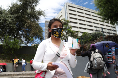 Quito. Una paciente del Hospital Eugenio Espejo muestra la receta que cada mes debe tomar. Cuando el Hospital no tiene debe comprar con su dinero.