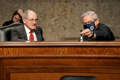 El presidente del comité de Relaciones Exteriores, el senador demócrata Bob Menéndez (d), junto al republicano de mayor rango en el comité de Exteriores, Jim Risch (i).