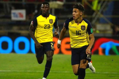 Jeremy Sarmiento (d) y Moisés Caicedo (i) han unido más sus lazos de amistad.