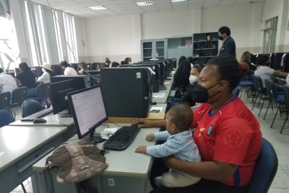 Con su hijo de meses en brazos, Liliana Angulo acudió a rendir la prueba Transformar a un centro ubicado en la Universidad de Guayaquil, este miércoles 23 de marzo.