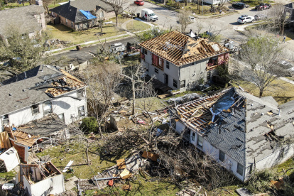 -FOTODELDÍA- ROUND ROCK (ESTADOS UNIDOS), 22/03/2022.- Foto aérea hecha con un dron que muestra casas dañadas después de que una serie de tornados pasara por Round Rock, Texas, EEUU, el 22 de marzo de 2022. EFE/Tannen Maury