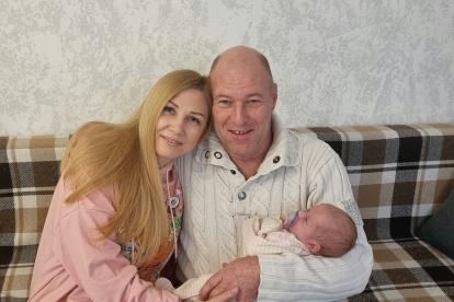Oksana y Gero Berndt, residentes en Alemania, con Amy, nacida en Kiev, en vientre de alquiler. DPA
