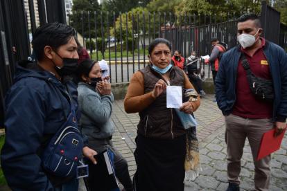 Pendientes. Familiares de los heridos por el desperfecto del juego mecánico permanecen afuera del hospital.