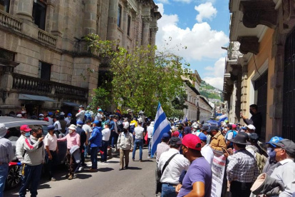 Acción. Uniformados retirados llegaron con pancartas y banderas.