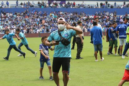 Después del partido contra Delfín, los hinchas de Emelec se metieron a la cancha para tomarse fotografías y pedir autógrafos a los jugadores