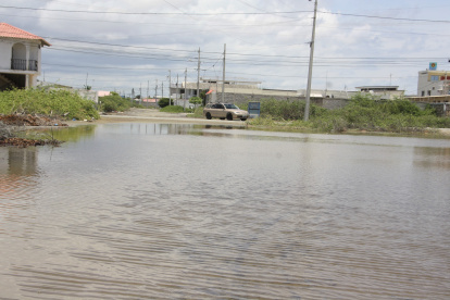 Costa de Oro. El vecindario es residencial, sus calles son de tierra y en cada lluvia, como amaneció el martes, se forman lagunas enormes en ellas.