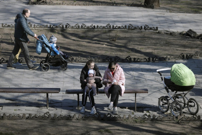 En la imagen varias personas pasean y disfrutan del sol y las temperaturas primaverales en la avenida Oleksandrivs"kyi de Odesa.