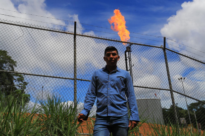 Vista de un líder indígena frente a un mechero cerca de su comunidad, en Francisco de Orellana, en la Amazonía (Ecuador), en una fotografía de archivo.