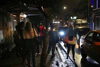 Tensión. Cientos de personas se movilizan a pie o en vehículo por la avenida Francisco de Orellana, que por las noches se torna más peligrosa por la escasa iluminación en sus calles.