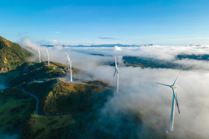 Fotografía cedida por la Universidad Técnica Particular de Loja que muestra un aerogenerador, en la ciudad de Loja (Ecuador).