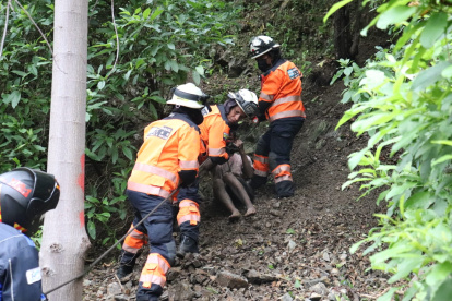 Miembros del Cuerpo de Bomberos de Guayaquil rescataron al joven que se arrepintió de suicidarse.