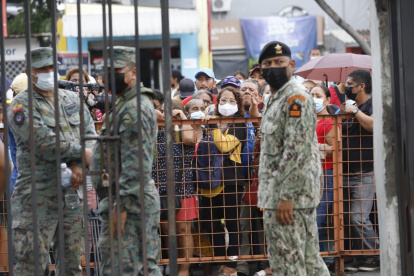 Desde horas de la madrugada, los jóvenes acompañados de sus familiares, se agruparon en largas filas para realizar el acuartelamiento