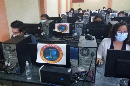 Más de 20 mil aspirantes darán la prueba en sedes físicas. El resto en sus domicilios.