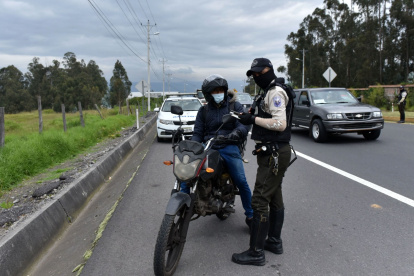 Revisión. Miembros de la Policía Nacional durante un control de motos registrado en el norte de la capital.