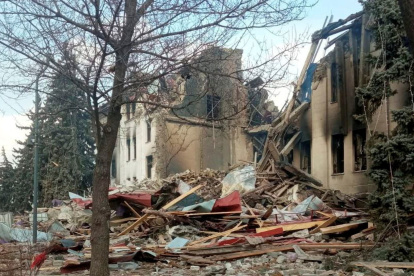 El bombazo del 16 de marzo al teatro de Mariupol ha dejado unos 300 muertos, reconoce Ucrania.