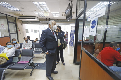 El analista político y subdirector de diario Expreso, Francisco Huerta, acudió ayer a la Fiscalía del Guayas.