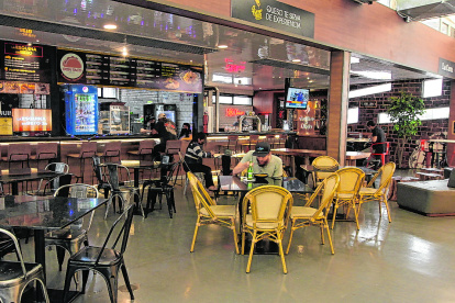 LOS DUEÑOS DE LOS RESTAURANTE SE QUEJAN POR LA NUEVA DISPOSICIÓN DEL COE CANTONAL QUE EL AFORO PARA LOS RESTAURANTE ES DEL 30% 18 DE ENERO DEL 2022 GUAYAQUIL-ECUADOR