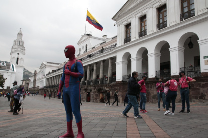 Situación. Los ciudadanos continuaron ayer con sus actividades, ajenos a lo que se discutía al interior de Carondelet.