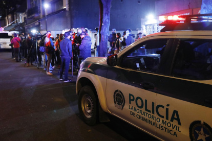 Policía, medios de comunicación y seguidores de la banda Foo Fighters acuden a las afueras del hotel Casa Medina donde fue encontrado el cuerpo sin vida del baterista de la agrupación, Taylor Hawkins, ayer en Bogotá (Colombia).