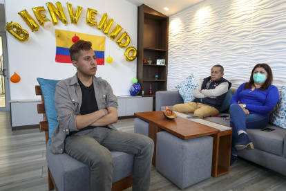 El ecuatoriano Diego Moncayo (i), habla en una entrevista a EFE acompañado por sus padres Jeaneth Mendoza (d) y Raúl Moncayo, el 25 de marzo de 2022, en Quito (Ecuador).