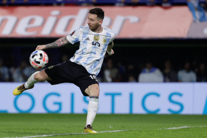 Lionel Messi, atacante de la selección de fútbol de Argentina, fue registrado este viernes la patear un balón para anotarle un gol a Venezuela, durante un partrtido de las eliminatorias sudamericanas al Mundial FIFA de Catar 2022, en el estadio La Bombonera, en Buenos Aires (Argentina).