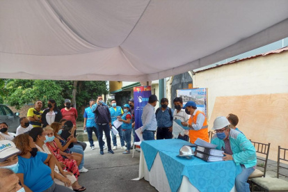 Personal municipal socializó con moradores del sector detalles de la construcción del nuevo puente.