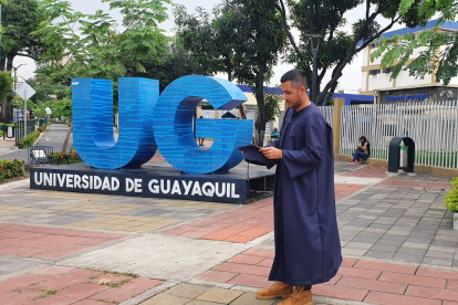 Frustración. Estudiantes aseguran perder oportunidades laborales y académicas por las trabas administrativas.