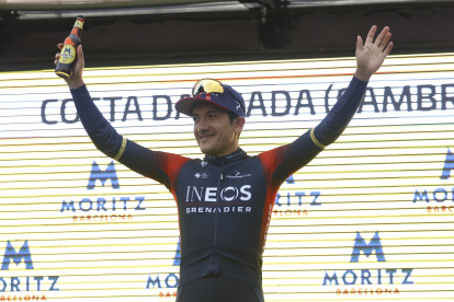 Richard Carapaz y su celebración tras ganar la sexta etapa de la Vuelta a Cataluña. El campeón olímpico dejó atrás un irregular inicio de temporada en Europa.
