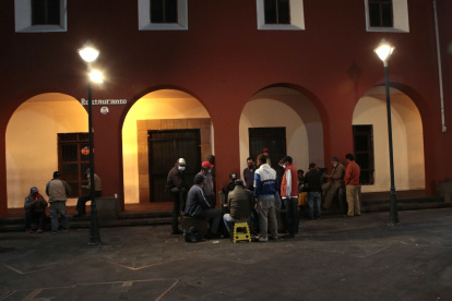 Diversión. Decenas de jubilados comparten partidas de naipes en la plaza Sebastián de Benalcázar, en Quito.
