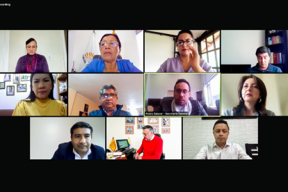 Sesión. Más de una hora esperó la presidenta de la Asamblea Guadalupe Llori para instalar la sesión.