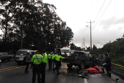 Asistencia. Miembros de la Policía acudieron al sitio del siniestro. El tránsito vehicular se complicó la tarde este sábado.