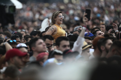 Asistentes disfrutan del concierto de la cantante brasileña Pabllo Vittar durante el Festival Lollapalooza