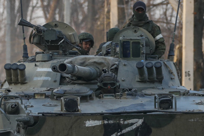 Militares rusos conducen en el vehículo blindado de infantería en el centro de Volnovakha, Ucrania