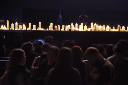 Un grupo de seguidores fue registrado este sábado al lamentar la muerte del baterista de la banda de rock Foo Fighters, Taylor Hawkins, durante el desarrollo del Festival Estéreo Picnic, en Bogotá (Colombia).