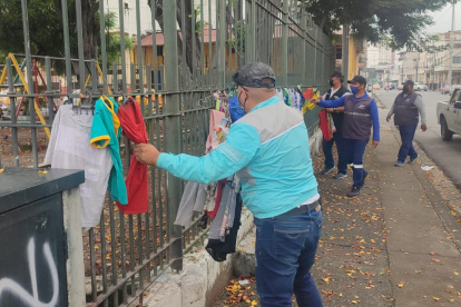 Acción. El Municipio retiró ropa colgada por migrantes e indigentes.