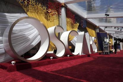 Vista de una reproducción a gran tamaño de una estatuilla de los Oscar en la alfombra roja mientras continúan los preparativos para la 94ª ceremonia anual de los Premios de la Academia en el Dolby Theatre Dolby Theatre en Hollywood, los Ángeles, California, EE.UU, el 27 de marzo de 2022.