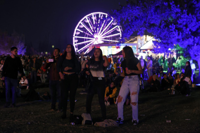 Fotografía de asistentes al concierto del cantante Crudo Means Raw durante su presentación en Estéreo Picnic en Briceño (Colombia).