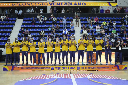 El equipo tricolor tras recibir la medalla de bronce del campeonato.