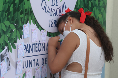 Jornada. Ya sea con mensajes o con globos al cielo, diferentes personas recordaron ayer a sus parientes.