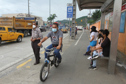 EN LA AVENIDA BONINI CICLOVIA SE ENCUENTRA EN LOS PARADEROS DE BUSES CICLISTAS Y PEATONES SE QUEJAN YA QUE PUEDE OCURRIR ALGUN ACCIDENTE 4 DE MARZO DEL 2022 GUAYAQUIL-ECUADOR