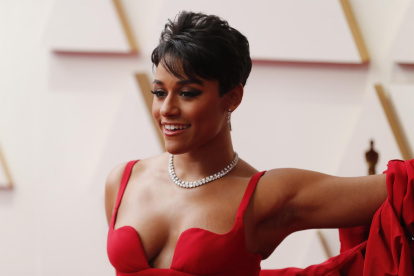 Ariana DeBose fue registrada este domingo a su llegada a la alfombra roja de los Premios Óscar, en el Teatro Dolby, en Los Ángeles (California, EE.UU.).