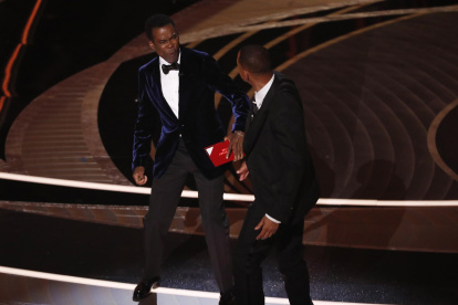 El momento en el que Will Smith le da un "puñetazo" a Chris Brown frente a las cámaras