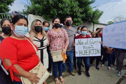 Los padres indicaron que el viernes pasado fueron notificados de que el colegio iba a cerrar, porque la universidad necesita las instalaciones para varios proyectos en mente.